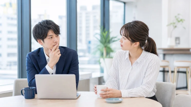 会話の空気ごと見ると、仕草の意味をひとつに決めすぎずに受け止めやすくなります。